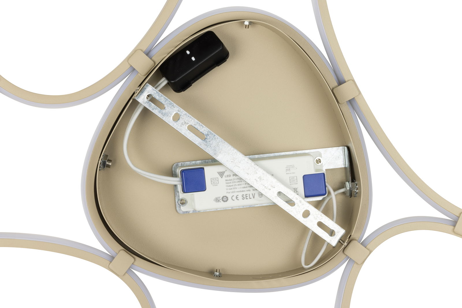 Rückansicht einer LED-Deckenleuchte mit sichtbarer Verkabelung und Montageschiene.
