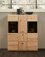 Frontale Ansicht eines Highboards aus Holz mit mehreren Schubladen und Türen, dekoriert mit Vasen und einer Schale auf der Oberseite.