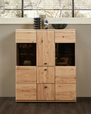 Frontale Ansicht eines Highboards aus Holz mit mehreren Schubladen und Türen, dekoriert mit Vasen und einer Schale auf der Oberseite.