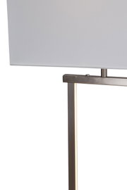 Detailaufnahme einer modernen Tischleuchte mit weißem Lampenschirm und gebürstetem Metallgestell, seitliche Perspektive