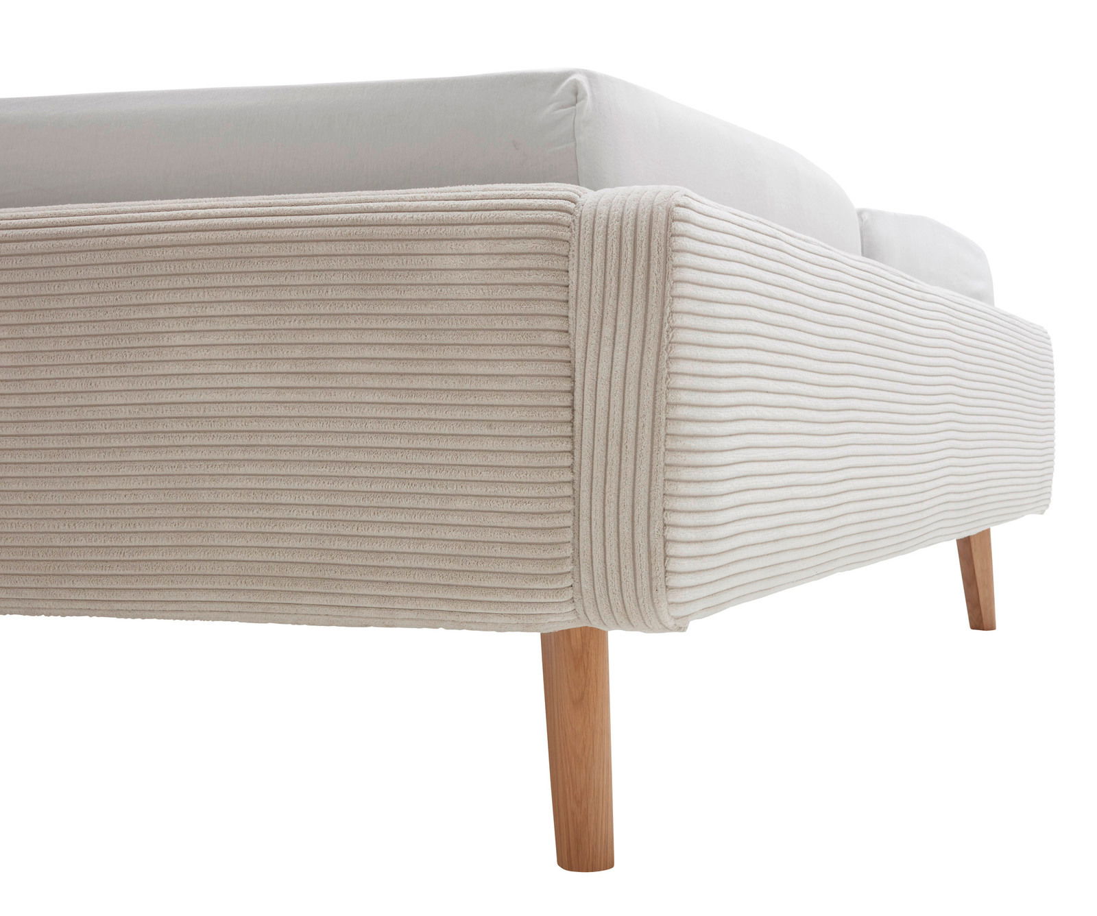 Nahaufnahme eines Polsterbettgestells mit hellbeigem, geripptem Stoffbezug und Holzbeinen, seitliche Perspektive