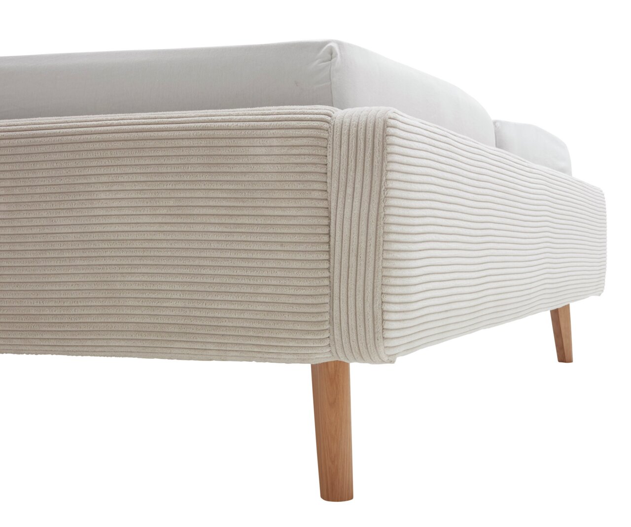 Nahaufnahme eines Polsterbettgestells mit hellbeigem, geripptem Stoffbezug und Holzbeinen, seitliche Perspektive