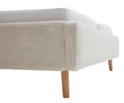 Nahaufnahme eines Polsterbettgestells mit hellbeigem, geripptem Stoffbezug und Holzbeinen, seitliche Perspektive