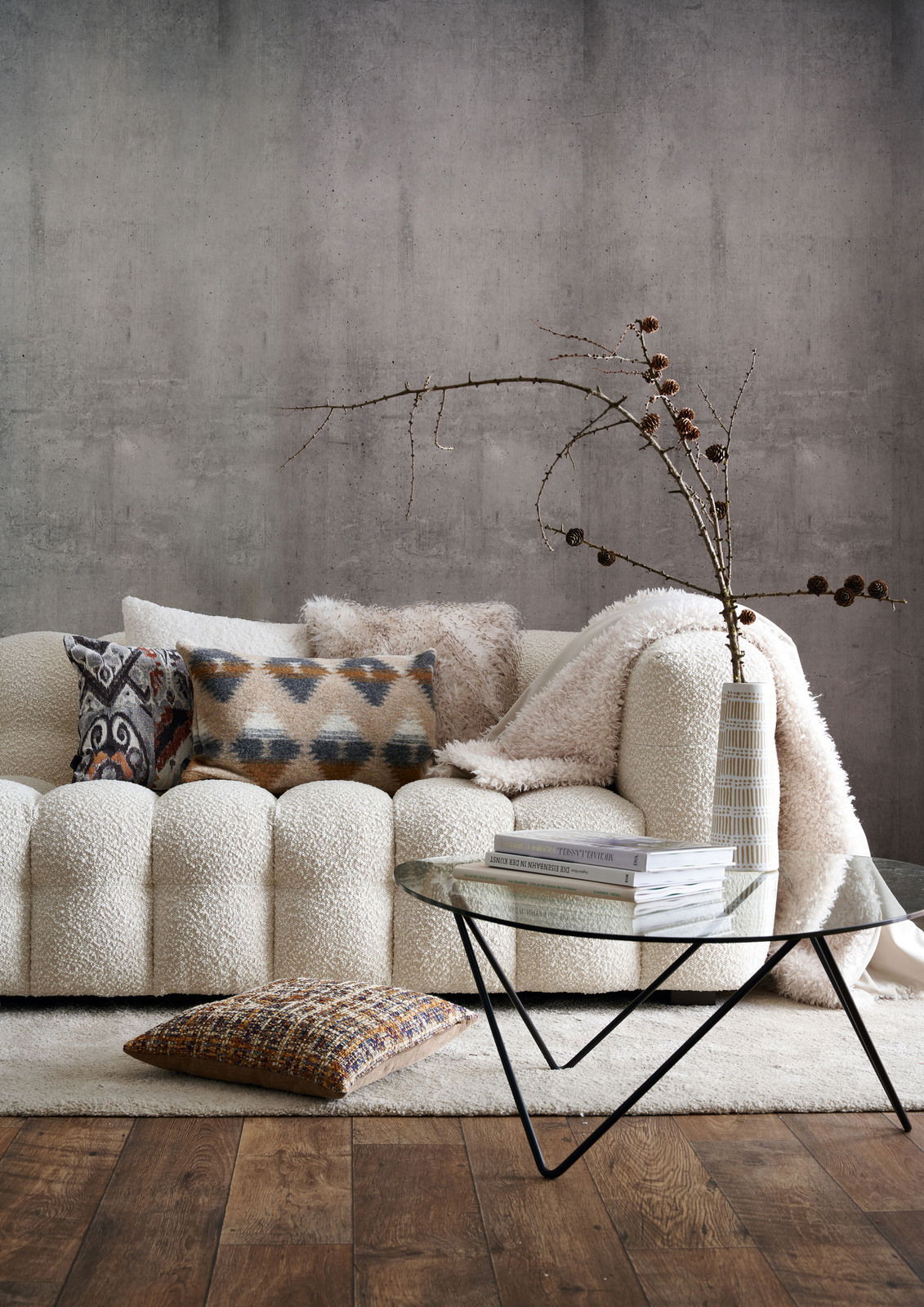 Apelt Kissenhülle SIERRA Gemütliches Wohnzimmer mit modernem Sofa, dekoriert mit verschiedenen Kissenhüllen in Erdtönen und geometrischen Mustern, aus der Perspektive von vorne.