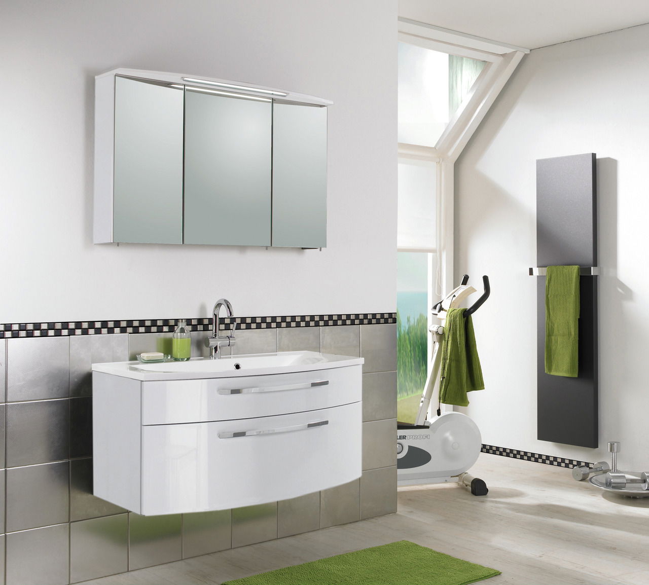 Moderne Badezimmermöbel mit weißem Waschbeckenunterschrank und Spiegelschrank, seitliche Perspektive