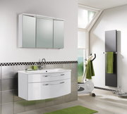 Moderne Badezimmermöbel mit weißem Waschbeckenunterschrank und Spiegelschrank, seitliche Perspektive
