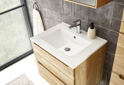 Moderner Keramikwaschtisch mit Holzunterschrank, seitliche Perspektive