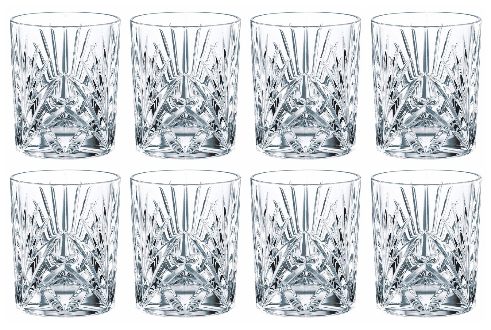 Acht Kristallgläser mit elegantem Schliffmuster, frontal angeordnet.