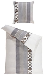 Bettwäsche-Set mit gestreiftem und floralem Muster, bestehend aus einem Kissenbezug und einem Bettdeckenbezug, aus der Vogelperspektive fotografiert.