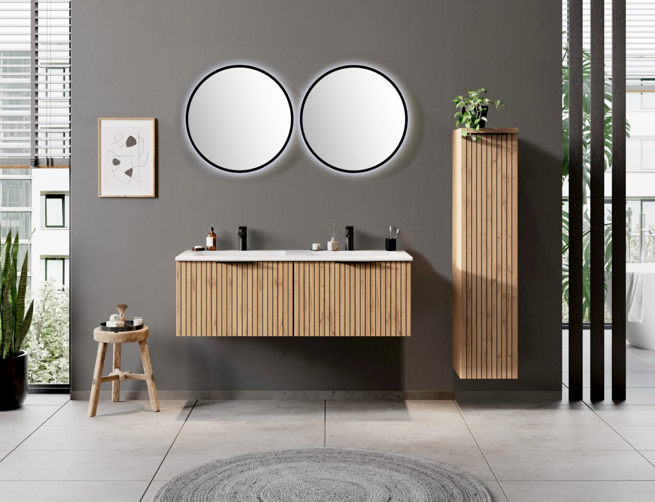Moderne badkamer met een houten wastafelmeubel, twee ronde spiegels en een hoge kast, gezien vanaf de voorkant.