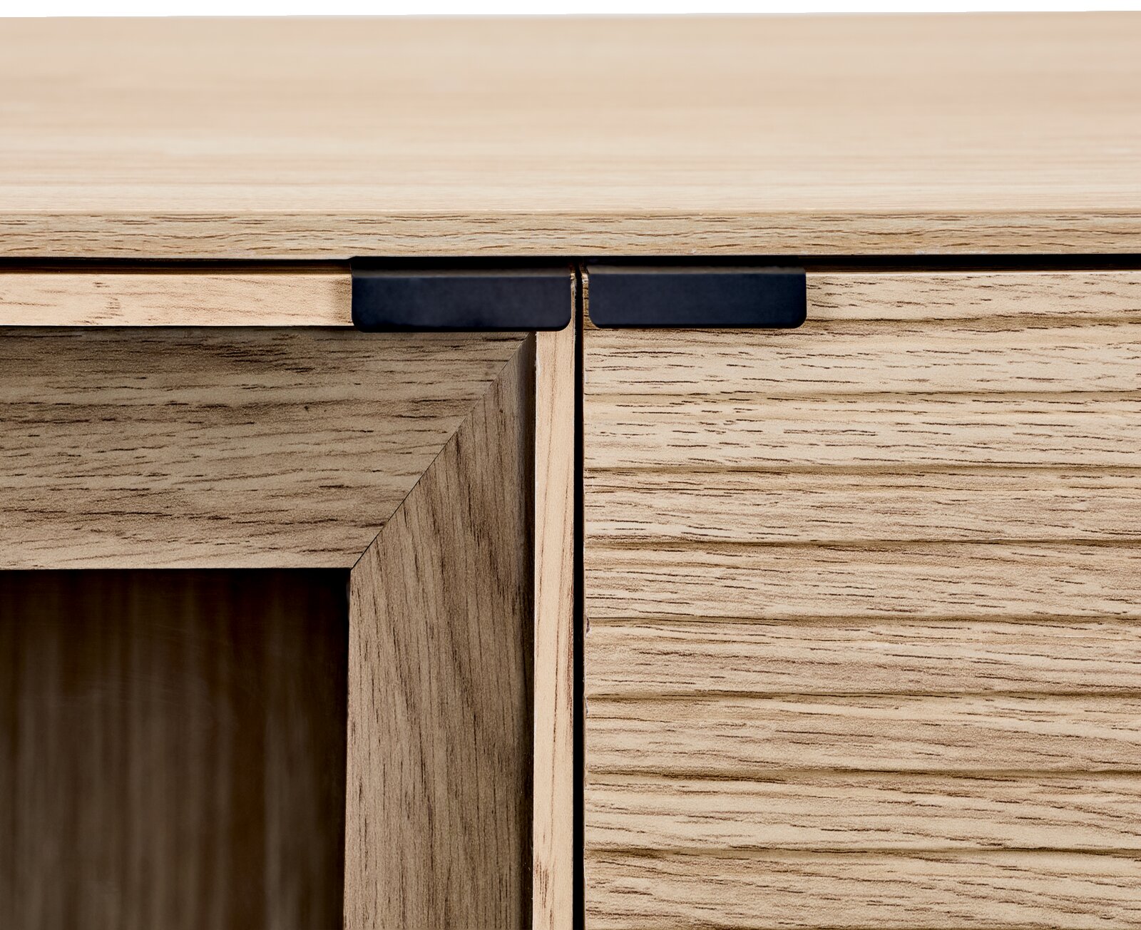Detailaufnahme eines hellen Holz-Schranks/Sideboards mit zwei schwarzen Griffleisten an Schubladenfronten, frontal aus leicht seitlicher Perspektive