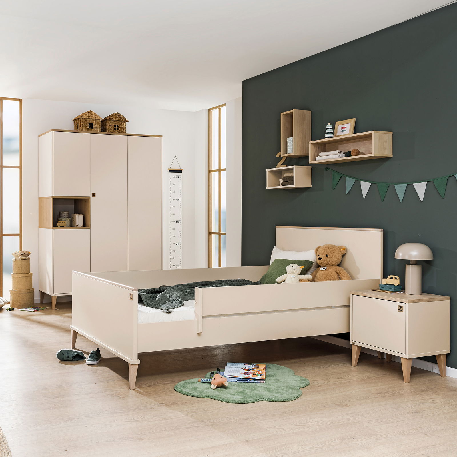 Jugendbett in einem modernen Kinderzimmer, seitliche Perspektive, mit Spielzeug und Dekorationen.