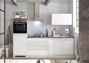 Moderne Küchenzeile mit weißem Hochglanzfinish, eingebautem Backofen, Dunstabzugshaube und Spüle, aus der Perspektive von vorne betrachtet.