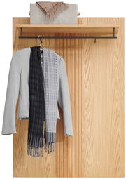 Garderobenpaneel aus Holz mit Kleiderstange und Ablage, frontal fotografiert. Ein grauer Blazer und zwei Schals hängen an der Stange, oben liegt eine gefaltete Decke.