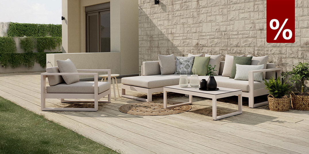 Moderne Terrasse mit hellen Loungemöbeln, Holzdeck und begrüntem Steinwall, Label „2026“ im Vordergrund