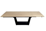 Moderne eettafel met houten blad en zwart metalen onderstel, gezien van voren.