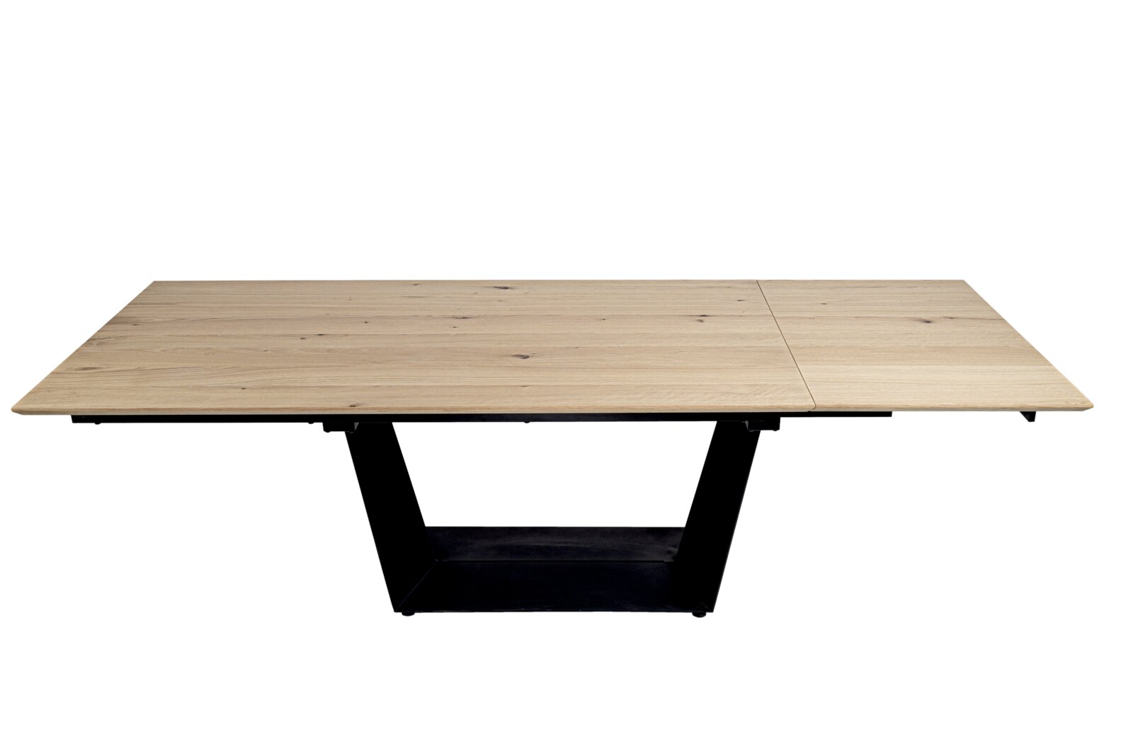 Moderne eettafel met houten blad en zwart metalen onderstel, gezien van voren.