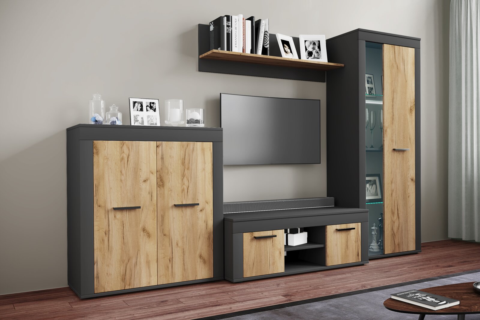 Moderne Wohnwand im Wohnzimmer in Anthrazit mit Türen in heller Holzoptik, bestehend aus Sideboard, TV-Lowboard, Wandboard und Vitrine mit Glaseinsatz, frontal aus leicht seitlicher Perspektive aufgenommen