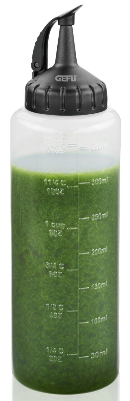 Transparente Dosierflasche mit schwarzem Deckel und Skala, gefüllt mit grüner Flüssigkeit, in Frontalansicht.
