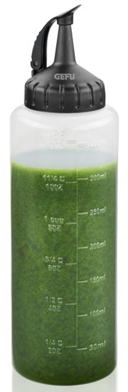 Transparente Dosierflasche mit schwarzem Deckel und Skala, gefüllt mit grüner Flüssigkeit, in Frontalansicht.