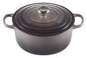 Ronde braadpan van 26 cm in de kleur Flint van Le Creuset, gezien vanuit een schuine hoek van bovenaf
