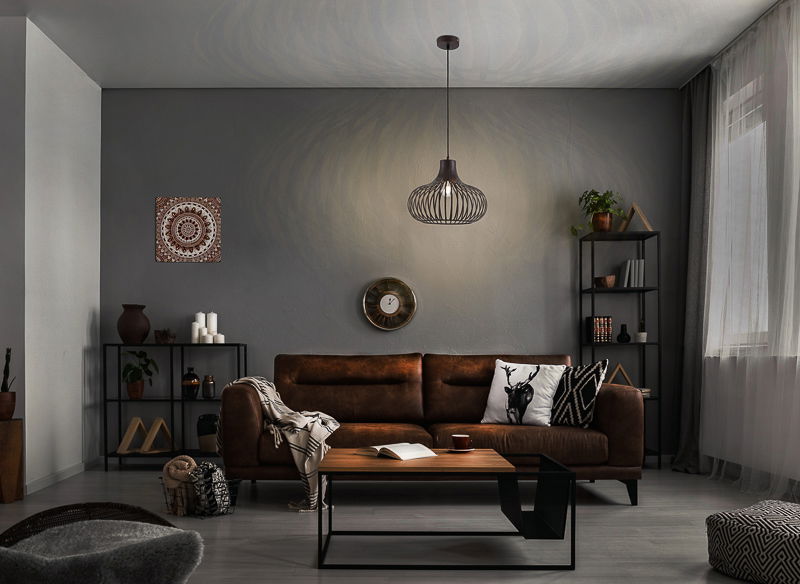 Moderne Hängeleuchte MATEO in einem stilvoll eingerichteten Wohnzimmer, von vorne betrachtet.