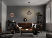 Moderne Hängeleuchte MATEO in einem stilvoll eingerichteten Wohnzimmer, von vorne betrachtet.
