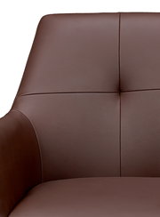 Nahaufnahme eines braunen Barhockers mit gepolsterter Rückenlehne und Sitzfläche, Vorderansicht