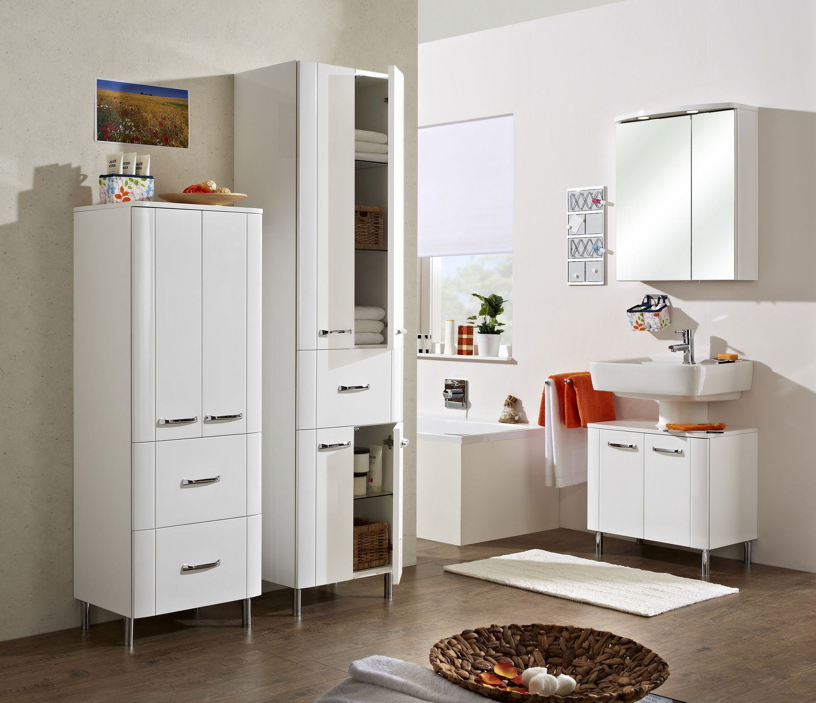 Moderner weißer Midischrank in einem stilvollen Badezimmer, frontal betrachtet.