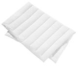 Weiße, gesteppt wirkende Bettdecke in leichter Ausführung, schräg von oben fotografiert.