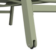 Nahaufnahme eines grünen Sonnenliegenbeins mit Rad, seitliche Perspektive