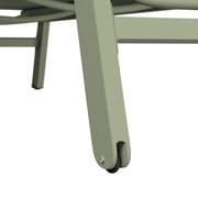 Nahaufnahme eines grünen Sonnenliegenbeins mit Rad, seitliche Perspektive