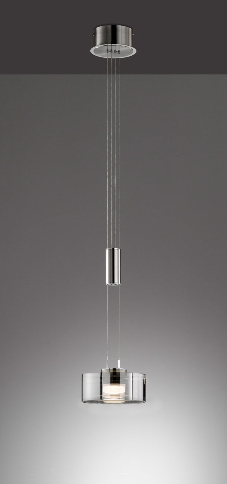 Moderne Pendelleuchte mit rundem Glaszylinder-Schirm und Metallaufhängung, freigestellt vor grauem Hintergrund, Frontansicht