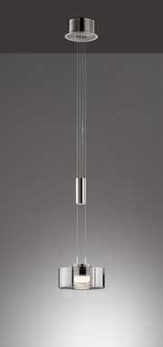 Moderne Pendelleuchte mit rundem Glaszylinder-Schirm und Metallaufhängung, freigestellt vor grauem Hintergrund, Frontansicht