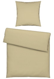 Bettwäsche-Set in Beige mit Fischgrätenmuster, bestehend aus einem Kissenbezug und einem Bettdeckenbezug, aus der Vogelperspektive fotografiert.