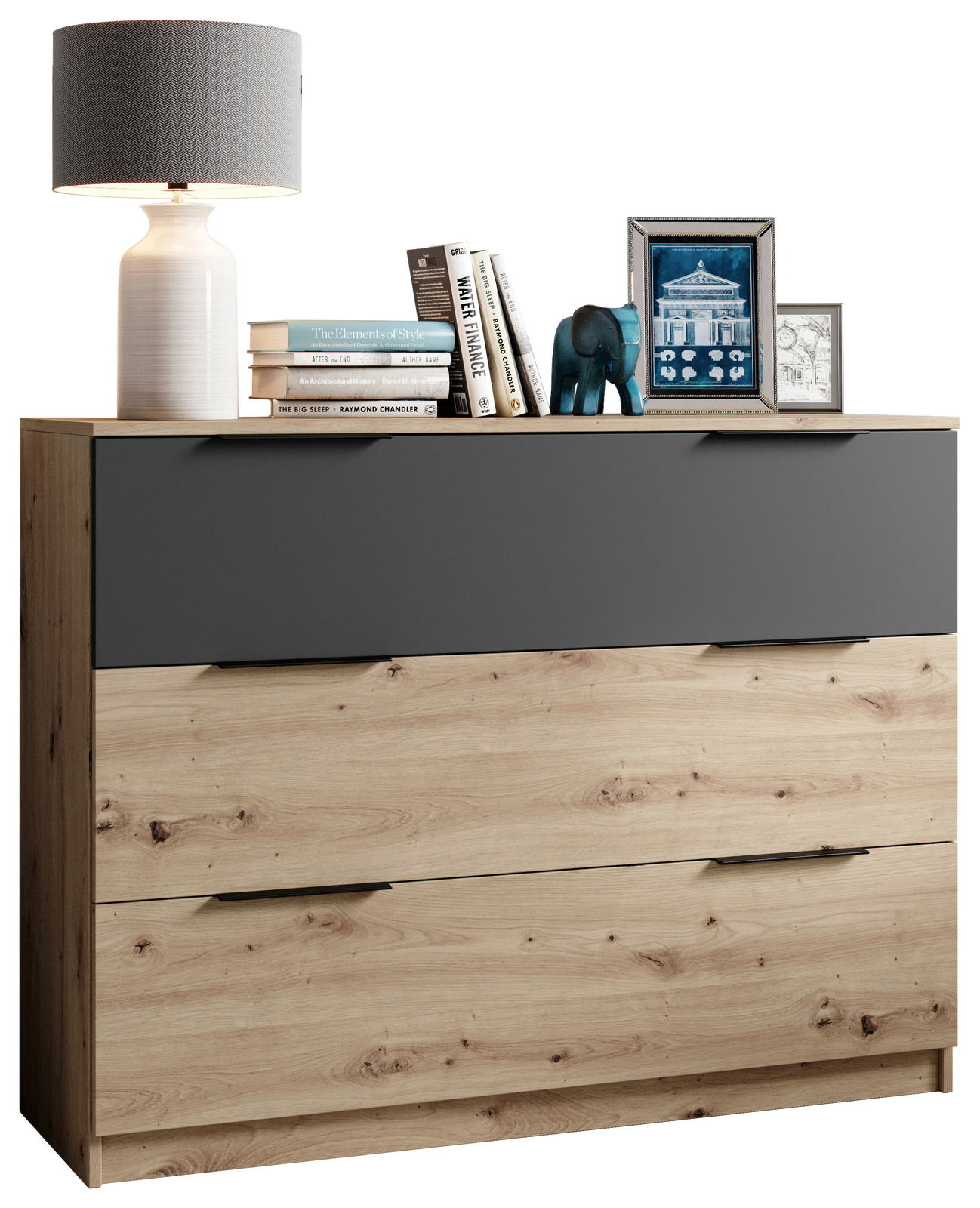 Kommode aus Holz mit drei Schubladen, dekoriert mit Büchern, einer Lampe und Dekorationsgegenständen, frontal betrachtet.