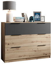 Kommode aus Holz mit drei Schubladen, dekoriert mit Büchern, einer Lampe und Dekorationsgegenständen, frontal betrachtet.