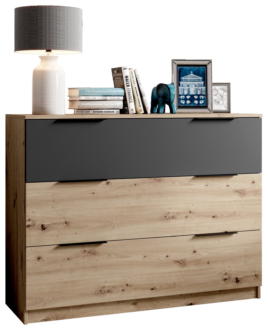 Houten ladekast met drie lades, versierd met boeken, een lamp en decoratieve voorwerpen, gezien vanaf de voorkant.