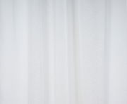 Weiße Gardine mit verdunkelnder Schlaufe, frontal fotografiert