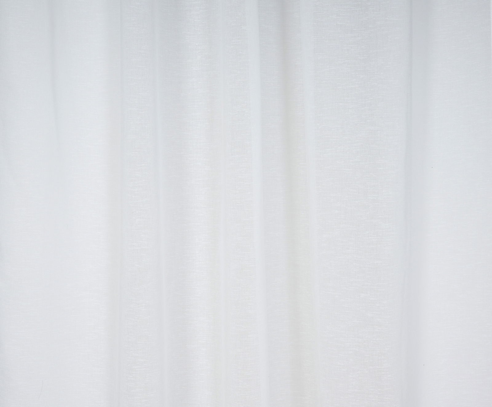 Weiße Gardine mit verdunkelnder Schlaufe, frontal fotografiert