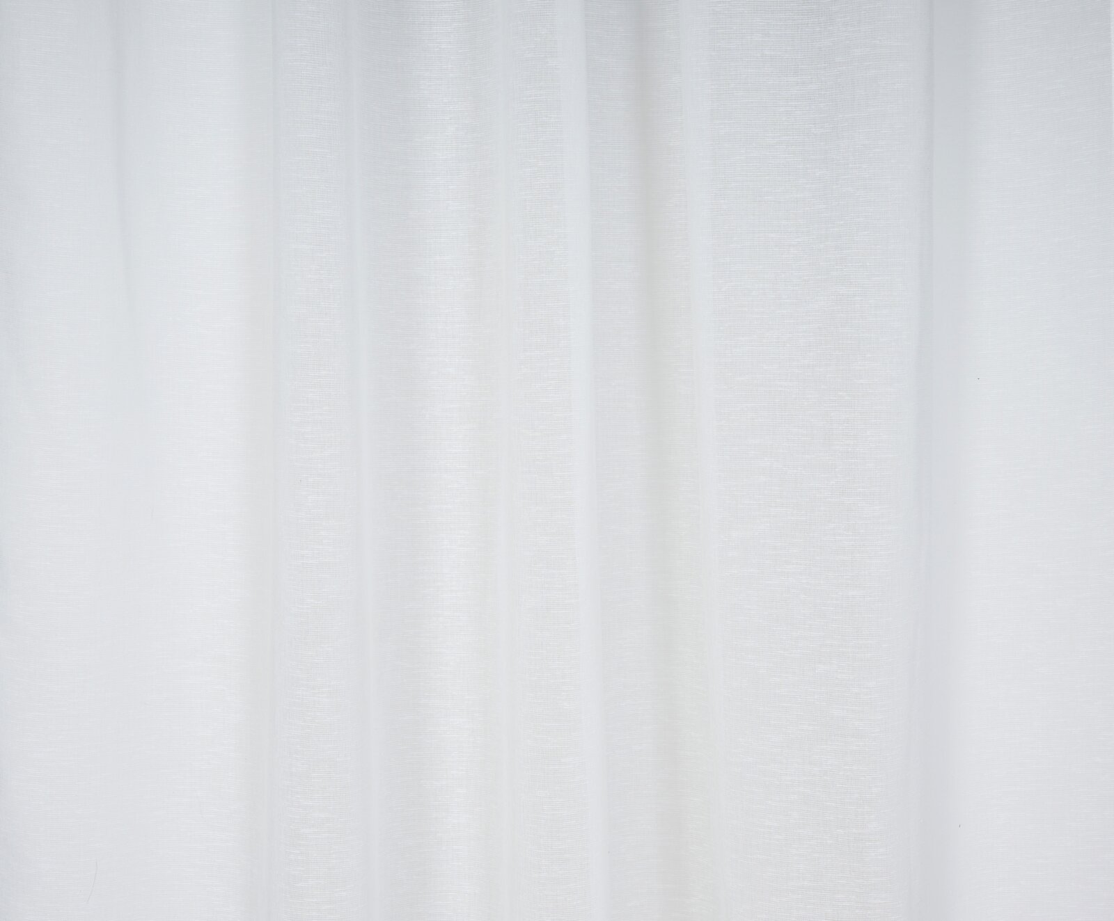 Weiße Gardine mit verdunkelnder Schlaufe, frontal fotografiert