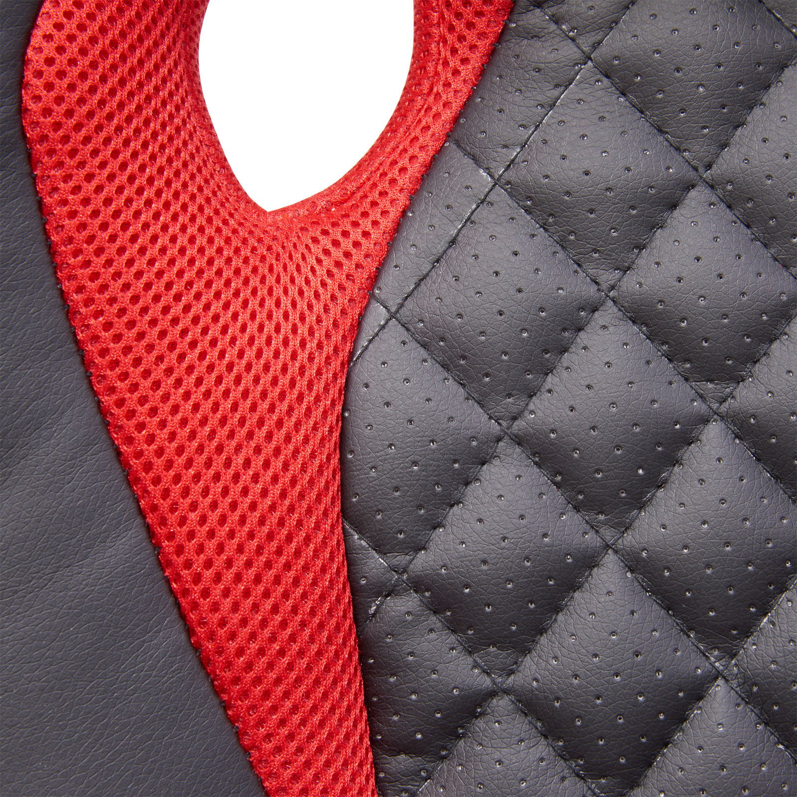 Nahaufnahme eines Gaming Stuhls mit schwarzem, gestepptem Kunstleder und rotem Netzstoff, seitliche Perspektive