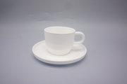 Weiße Porzellan-Kaffeetasse mit Untertasse und feiner Rillenstruktur, in schräger Vorderansicht mit Henkel rechts auf neutralgrauem Hintergrund