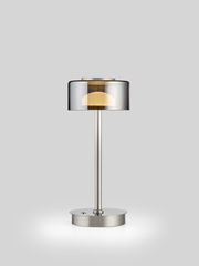 Moderne LED-Tischleuchte mit transparentem Lampenschirm und Metallfuß, frontale Ansicht.