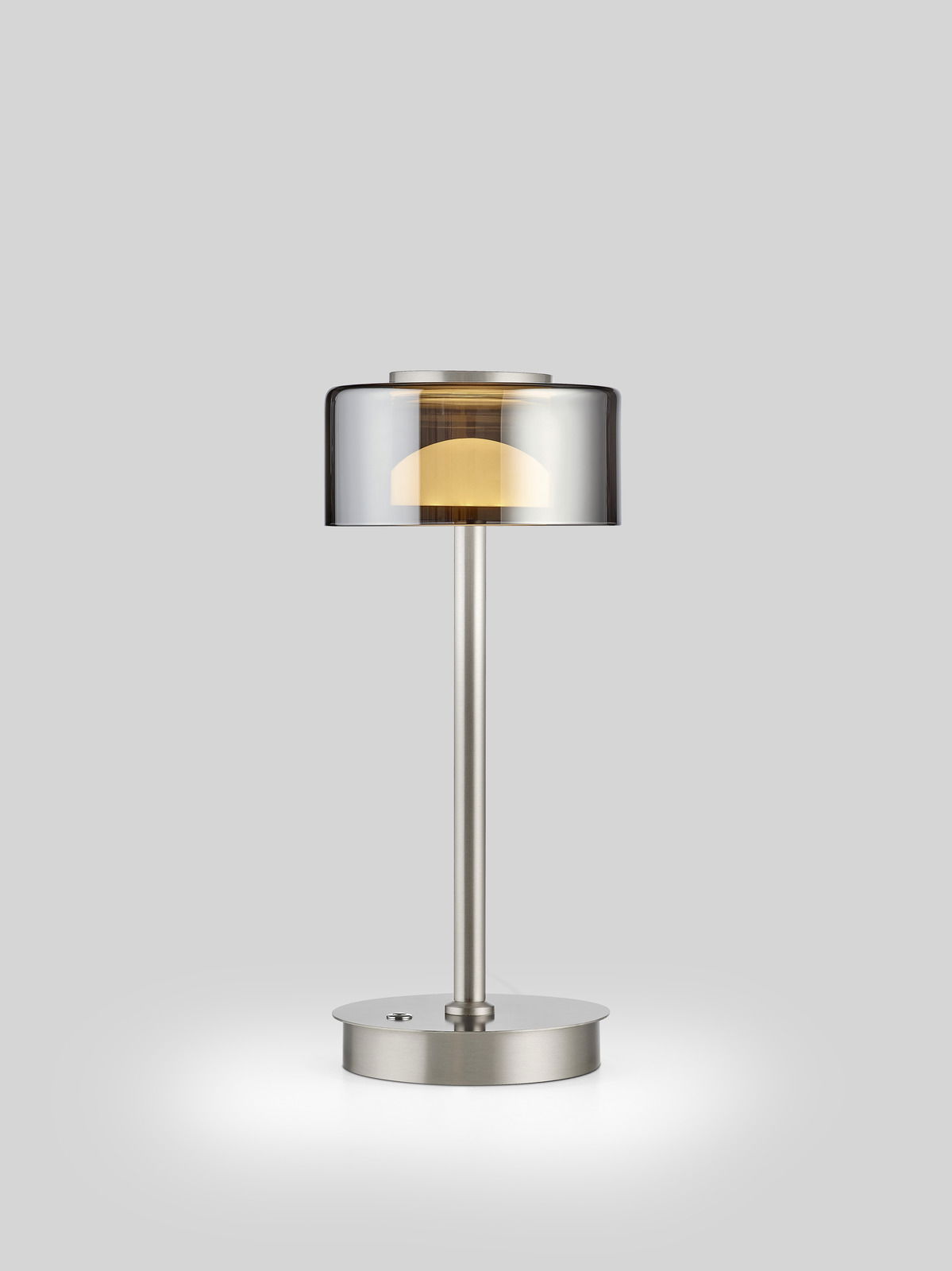 Hell LED-Tischleuchte DUNE Moderne LED-Tischleuchte mit transparentem Lampenschirm und Metallfuß, frontale Ansicht.