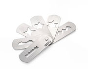 Vogelperspektive auf einen Spritzgebäckvorsatz mit mehreren austauschbaren Formen aus Metall, darunter Sterne und Zickzackmuster.