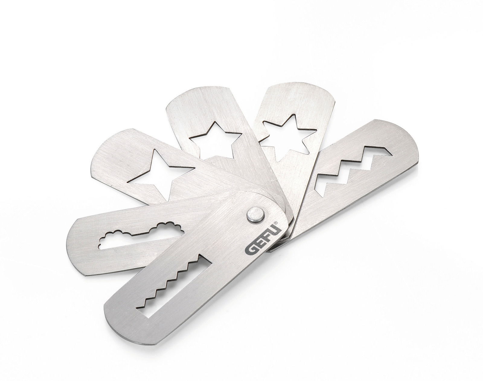 Vogelperspektive auf einen Spritzgebäckvorsatz mit mehreren austauschbaren Formen aus Metall, darunter Sterne und Zickzackmuster.