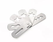 Vogelperspektive auf einen Spritzgebäckvorsatz mit mehreren austauschbaren Formen aus Metall, darunter Sterne und Zickzackmuster.