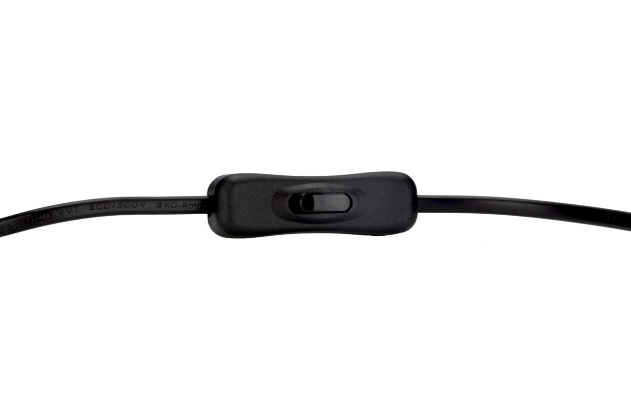 Nahaufnahme eines schwarzen Kippschalters an einem Kabel, horizontal ausgerichtet.