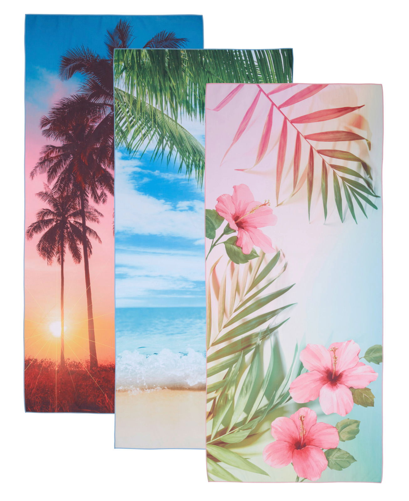 Drei Strandtücher mit tropischen Motiven: Palmen bei Sonnenuntergang, Strand mit Wellen und Hibiskusblüten mit Blättern. Vorderansicht.